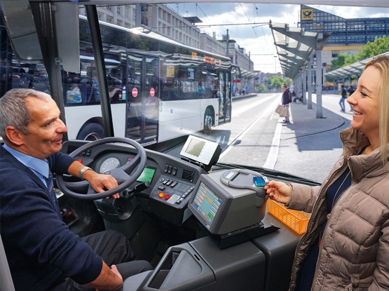 Frau mit saarVV eTicket in Bus