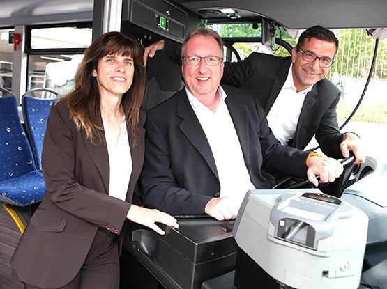 Geschäftsführerin des SaarVV im Bus zur Feier des Kombitickets im Saarland. 